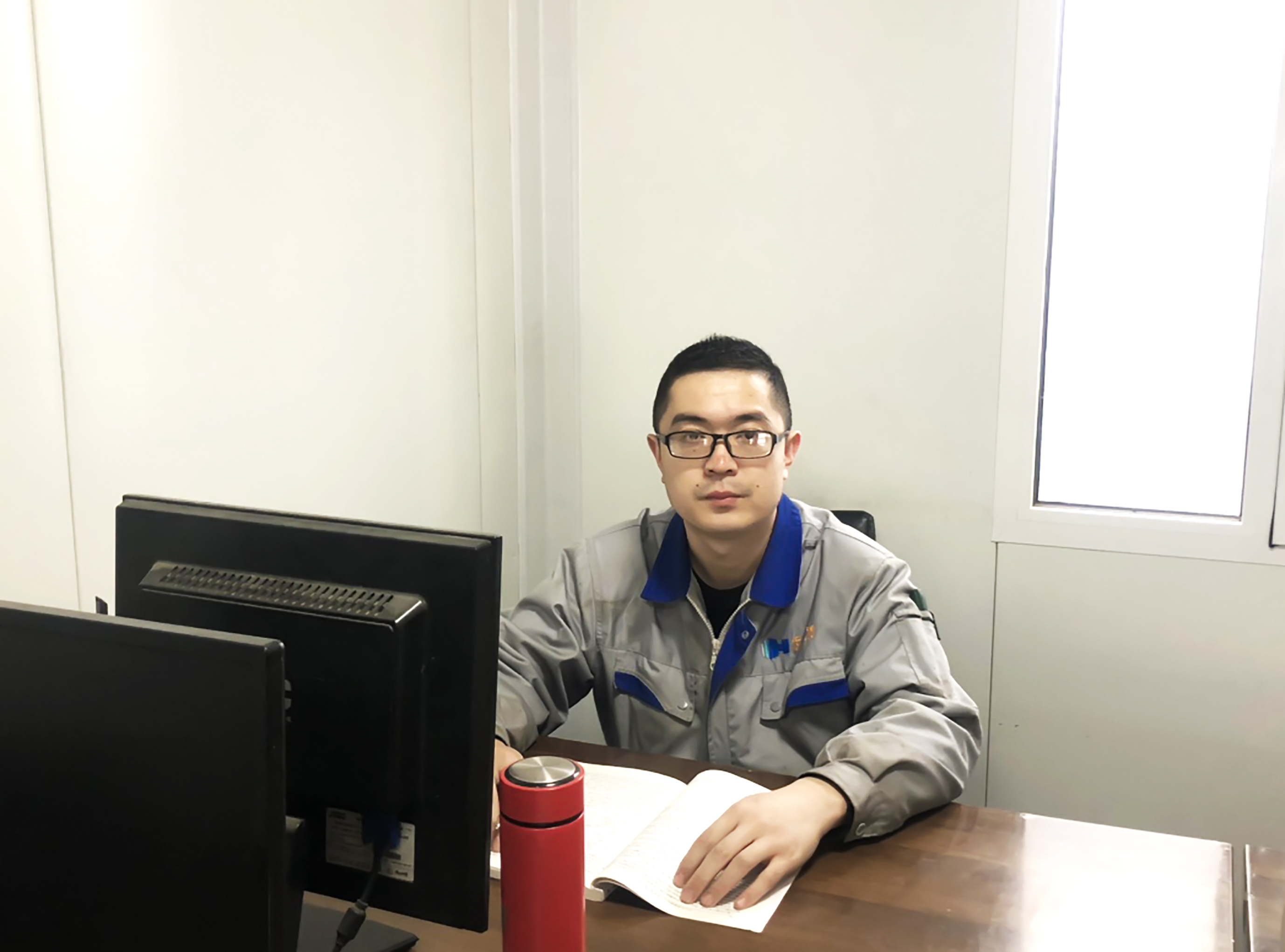 彩涂板代理廠家宏鑫源模范人物報(bào)道—楊通通：以千萬錘鑄一器(圖1)